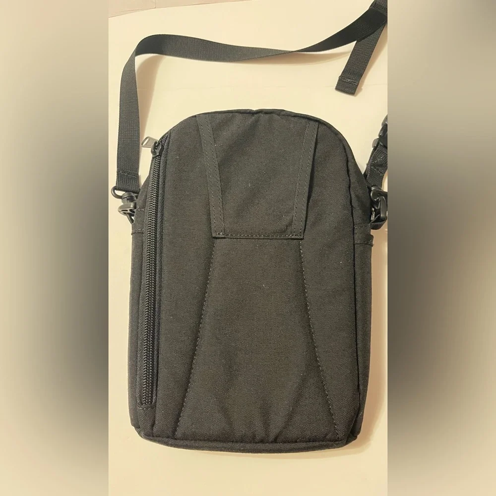 Eagle Creek crossbody travel bag purse 10X6 can be worn on belt lots of storage